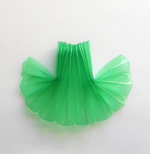 用塑料瓶制作环保胸针的超简单教程-第9张图片-趣作屋