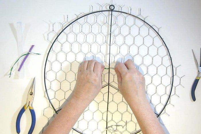 利用废旧纽扣制作彩虹和平标志捕光器教程-第12张图片-趣作屋