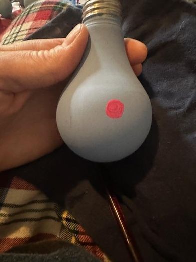 用坏灯泡做电影风格的圣诞装饰品-第10张图片-趣作屋