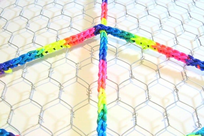 利用废旧纽扣制作彩虹和平标志捕光器教程-第24张图片-趣作屋