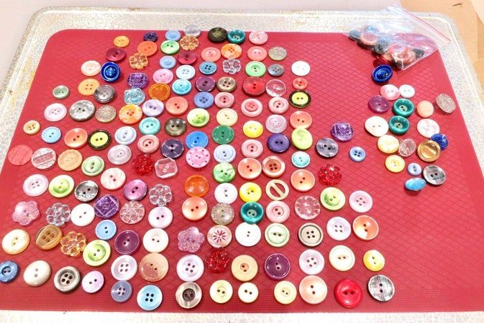 利用废旧纽扣制作彩虹和平标志捕光器教程-第7张图片-趣作屋