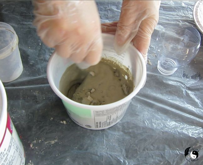 用废弃塑料制作创意水泥灯泡花盆-第12张图片-趣作屋