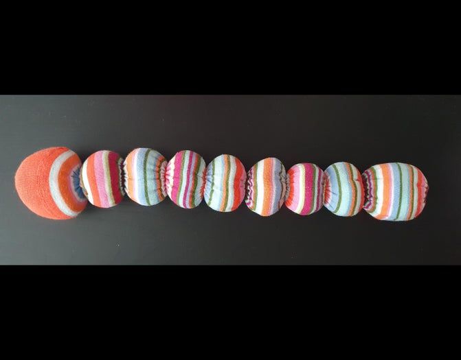 旧袜子变身可爱毛毛虫玩具教程-第9张图片-趣作屋 旧袜子变身可爱毛毛虫玩具教程-第9张图片-趣作屋