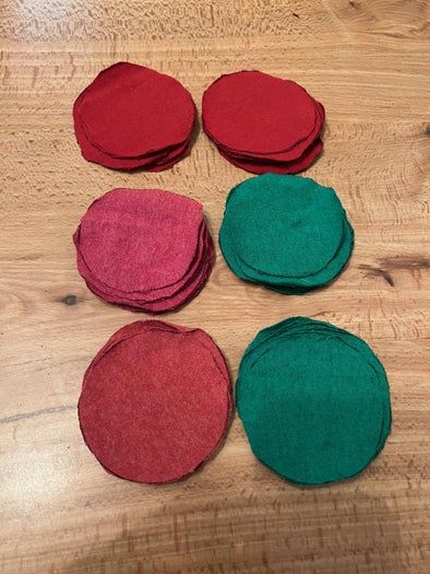 用旧T恤制作环保圣诞花环教程-第9张图片-趣作屋