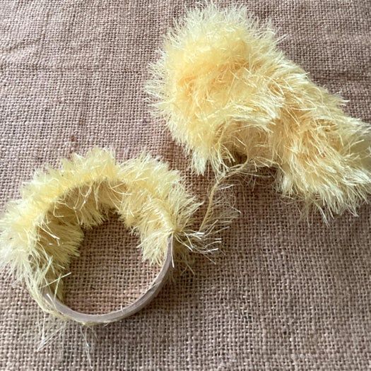 用废旧胶带卷制作毛线手镯教程-第8张图片-趣作屋