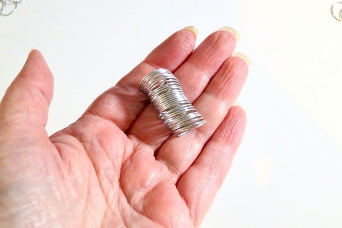 利用废旧纽扣制作彩虹和平标志捕光器教程-第18张图片-趣作屋