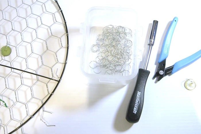 利用废旧纽扣制作彩虹和平标志捕光器教程-第20张图片-趣作屋