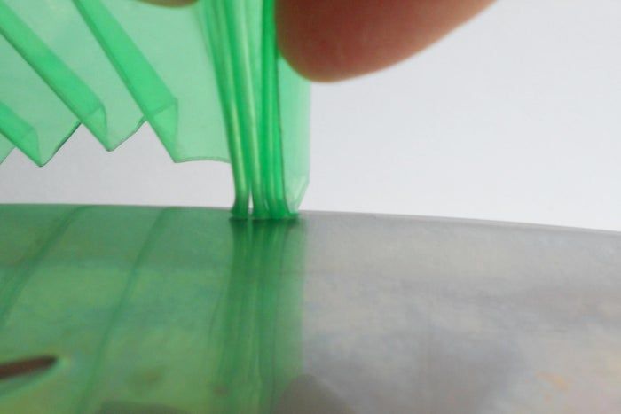 用塑料瓶制作环保胸针的超简单教程-第8张图片-趣作屋