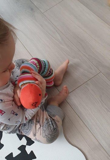 旧袜子变身可爱毛毛虫玩具教程-第15张图片-趣作屋 旧袜子变身可爱毛毛虫玩具教程-第15张图片-趣作屋