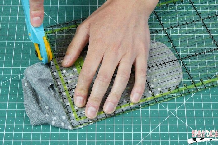 旧袜子变猫咪玩具缝纫教程-第4张图片-趣作屋