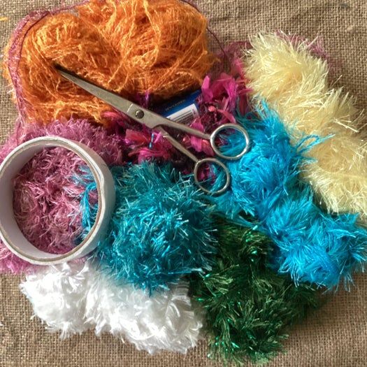 用废旧胶带卷制作毛线手镯教程-第5张图片-趣作屋