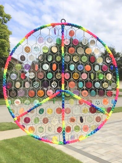 利用废旧纽扣制作彩虹和平标志捕光器教程-第30张图片-趣作屋