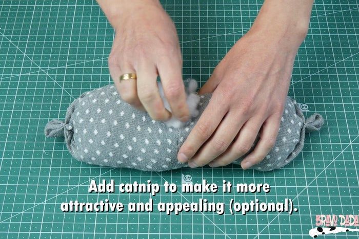 旧袜子变猫咪玩具缝纫教程-第16张图片-趣作屋
