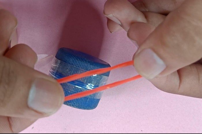 简单又有趣的橡皮筋驱动移动玩具制作教程-第5张图片-趣作屋