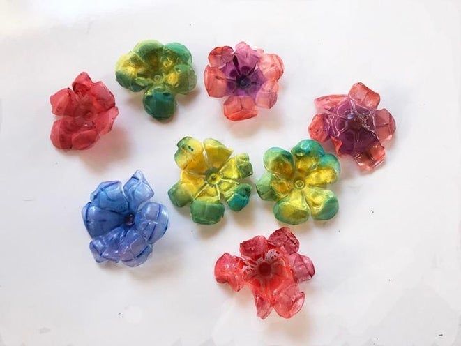 用回收塑料瓶制作多彩灯串花朵教程-第12张图片-趣作屋 用回收塑料瓶制作多彩灯串花朵教程-第12张图片-趣作屋