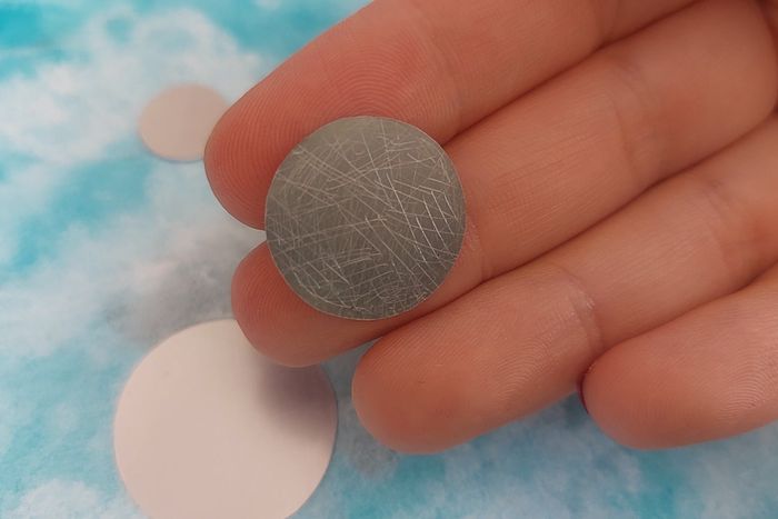 用饮料罐制作佩吉·卡特和美国队长盾牌配饰教程-第37张图片-趣作屋