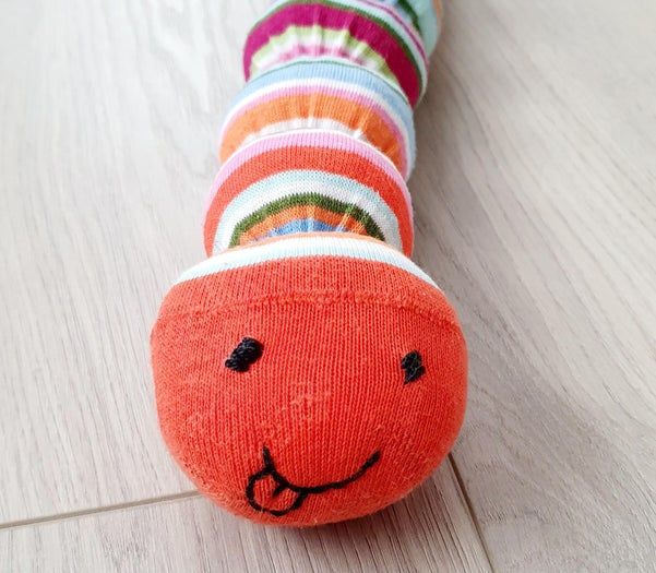 旧袜子变身可爱毛毛虫玩具教程-第1张图片-趣作屋 旧袜子变身可爱毛毛虫玩具教程-第1张图片-趣作屋