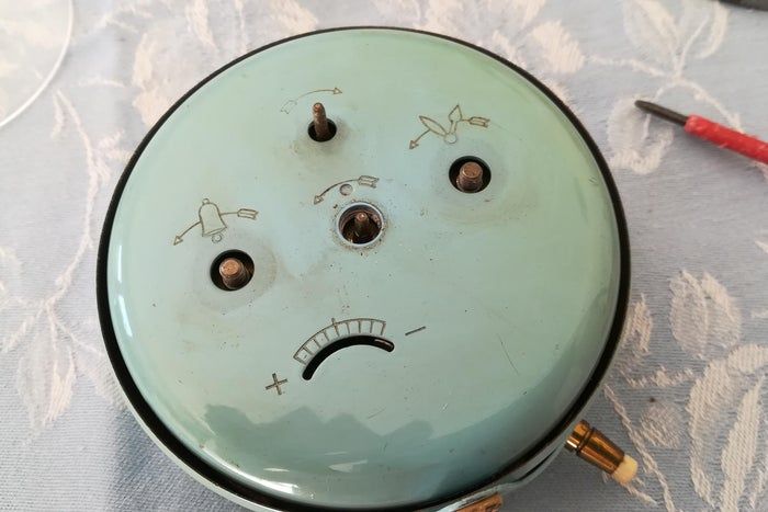 如何用旧闹钟改造无噪音电池闹钟-第5张图片-趣作屋 如何用旧闹钟改造无噪音电池闹钟-第5张图片-趣作屋