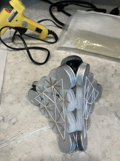 用塑料瓶盖制作创意金字塔灯教程-第11张图片-趣作屋