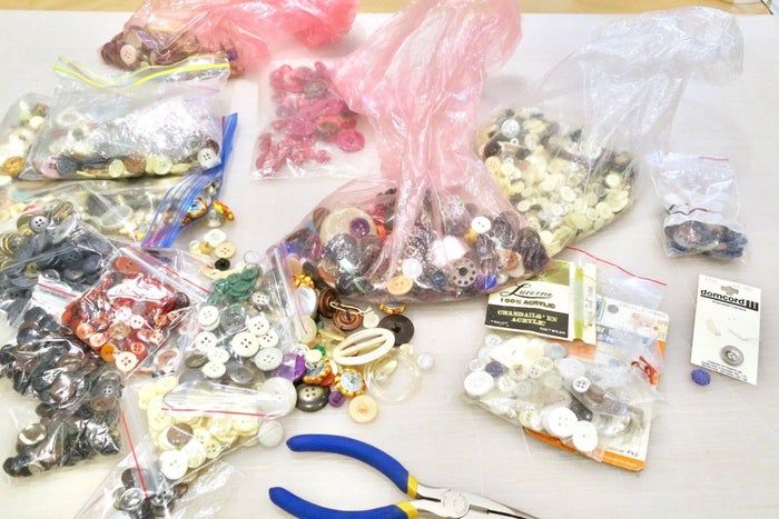 利用废旧纽扣制作彩虹和平标志捕光器教程-第2张图片-趣作屋