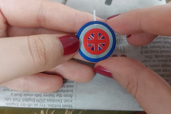 用饮料罐制作佩吉·卡特和美国队长盾牌配饰教程-第43张图片-趣作屋