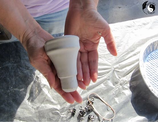 用废弃塑料制作创意水泥灯泡花盆-第16张图片-趣作屋