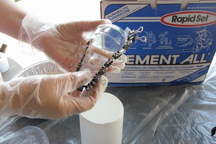 用废弃塑料制作创意水泥灯泡花盆-第13张图片-趣作屋