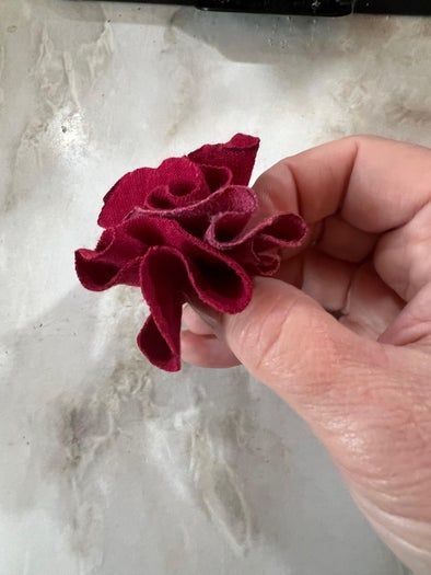 用旧T恤制作环保圣诞花环教程-第11张图片-趣作屋