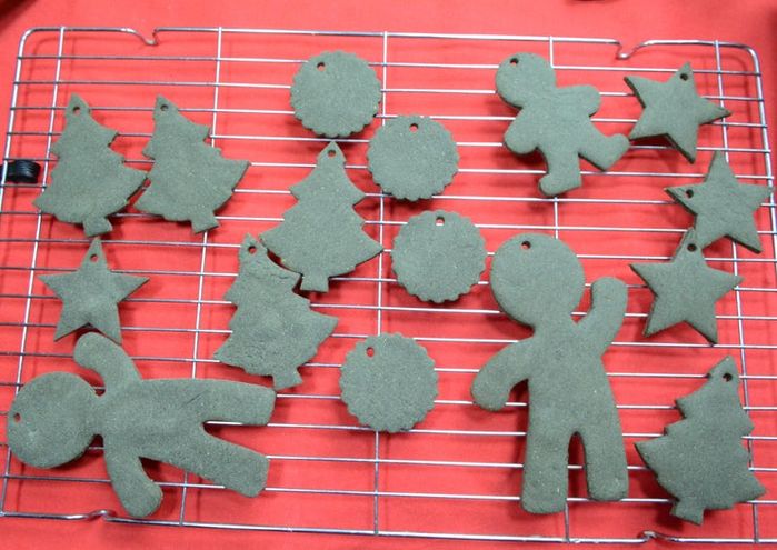 变废为宝：用毁掉的面团制作香料圣诞树装饰-第11张图片-趣作屋