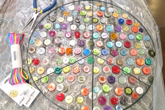 利用废旧纽扣制作彩虹和平标志捕光器教程-第6张图片-趣作屋
