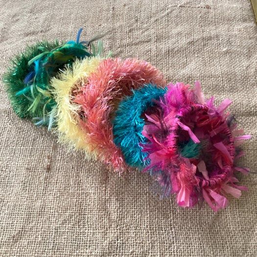 用废旧胶带卷制作毛线手镯教程-第3张图片-趣作屋