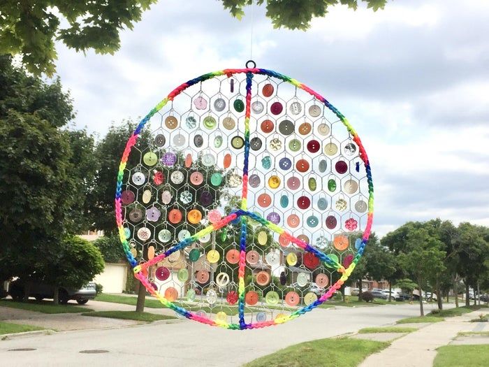 利用废旧纽扣制作彩虹和平标志捕光器教程-第1张图片-趣作屋