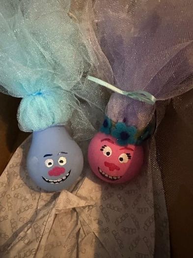 用坏灯泡做电影风格的圣诞装饰品-第18张图片-趣作屋