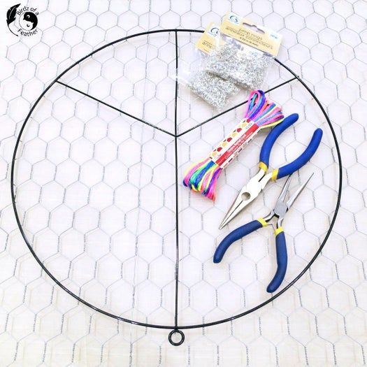 利用废旧纽扣制作彩虹和平标志捕光器教程-第3张图片-趣作屋