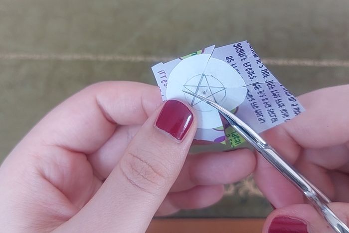 用饮料罐制作佩吉·卡特和美国队长盾牌配饰教程-第25张图片-趣作屋