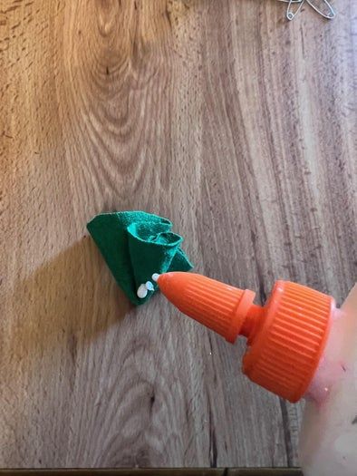 用旧T恤制作环保圣诞花环教程-第18张图片-趣作屋