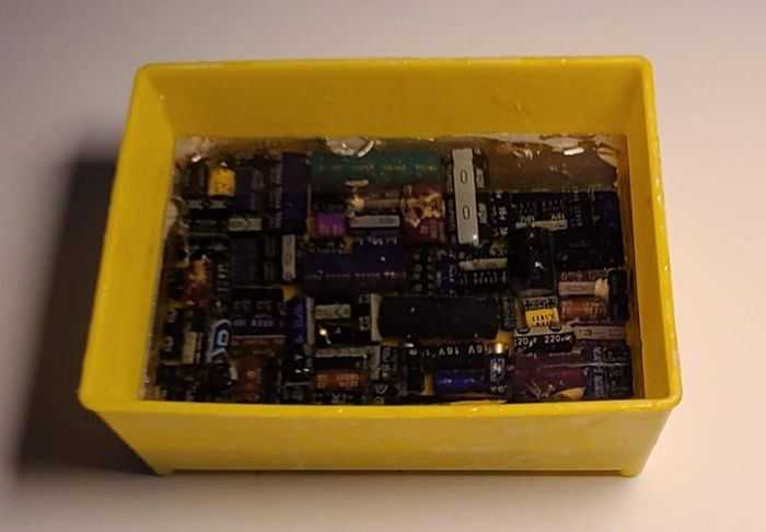 用废旧电子设备制作厨房装饰瓷砖的环保教程-第11张图片-趣作屋