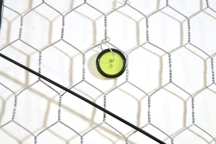 利用废旧纽扣制作彩虹和平标志捕光器教程-第28张图片-趣作屋