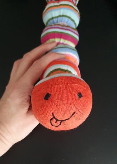 旧袜子变身可爱毛毛虫玩具教程-第13张图片-趣作屋 旧袜子变身可爱毛毛虫玩具教程-第13张图片-趣作屋