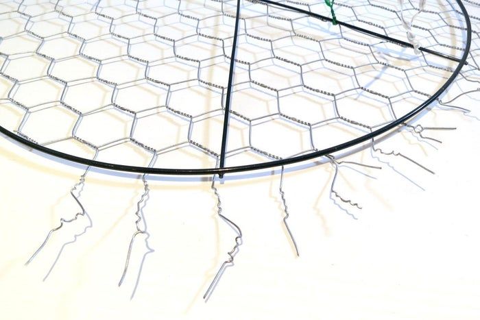 利用废旧纽扣制作彩虹和平标志捕光器教程-第15张图片-趣作屋