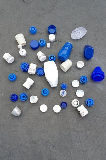 用回收塑料瓶盖制作创意机器人玩具-第4张图片-趣作屋