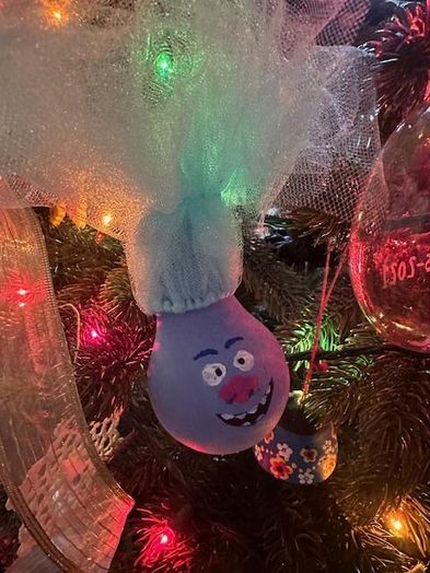 用坏灯泡做电影风格的圣诞装饰品-第1张图片-趣作屋