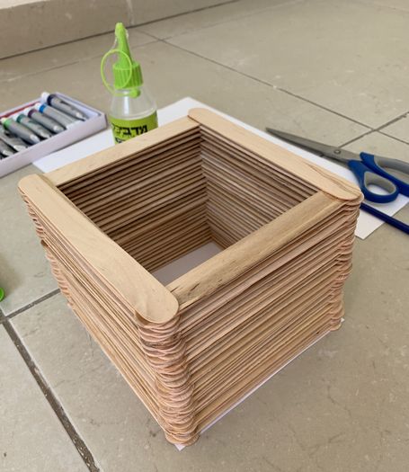 用冰淇淋棒制作环保笔筒的创意教程-第8张图片-趣作屋