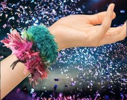 用废旧胶带卷制作毛线手镯教程-第2张图片-趣作屋