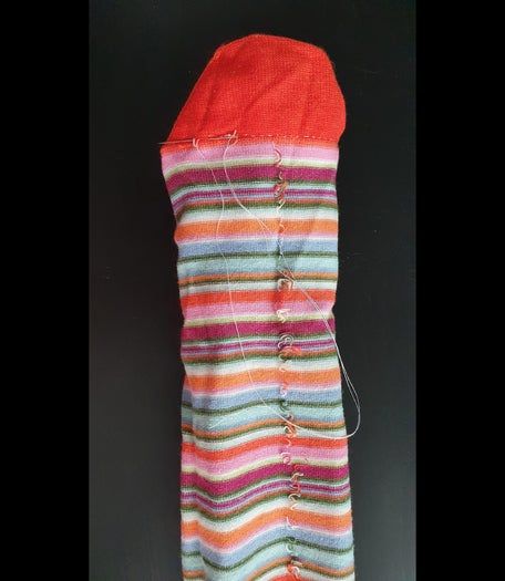 旧袜子变身可爱毛毛虫玩具教程-第4张图片-趣作屋 旧袜子变身可爱毛毛虫玩具教程-第4张图片-趣作屋