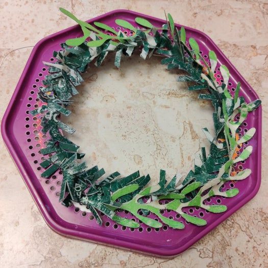 回收塑料制作环保圣诞花环教程-第17张图片-趣作屋