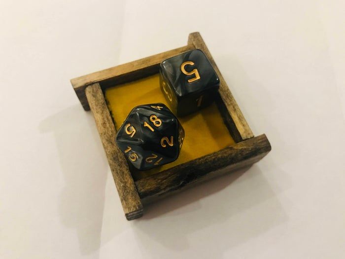 如何用废木料制作可爱又实用的骰子托盘-第12张图片-趣作屋 如何用废木料制作可爱又实用的骰子托盘-第12张图片-趣作屋