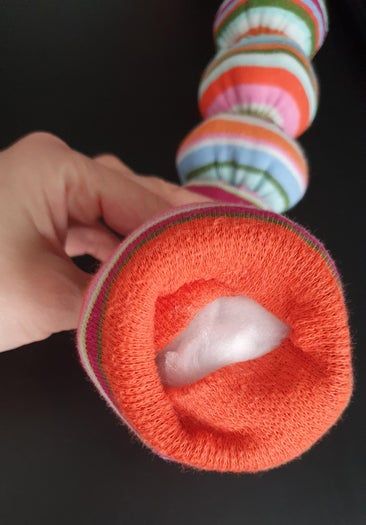 旧袜子变身可爱毛毛虫玩具教程-第10张图片-趣作屋 旧袜子变身可爱毛毛虫玩具教程-第10张图片-趣作屋