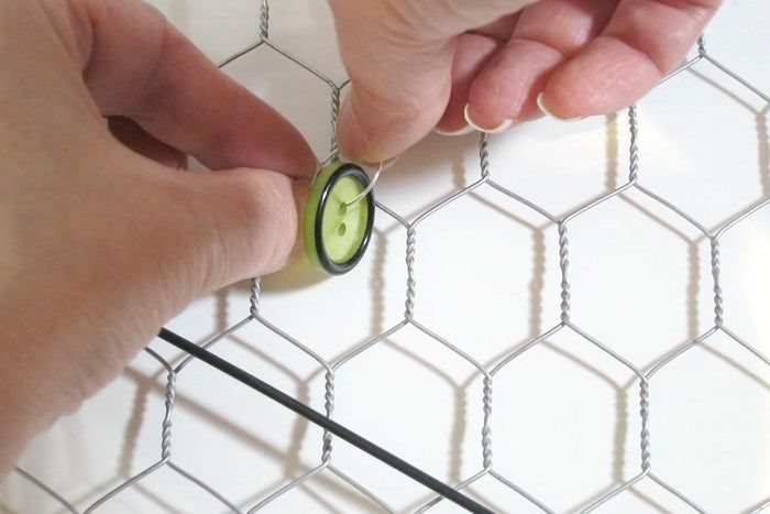 利用废旧纽扣制作彩虹和平标志捕光器教程-第27张图片-趣作屋