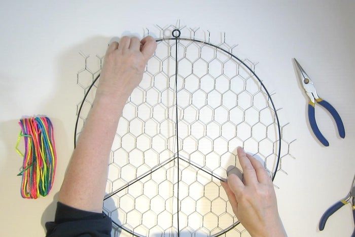 利用废旧纽扣制作彩虹和平标志捕光器教程-第11张图片-趣作屋